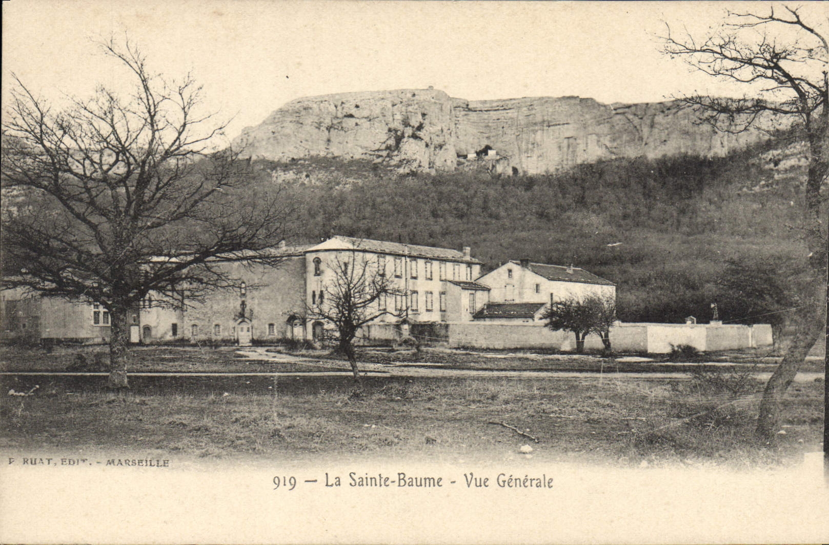 CPA La Sainte Baume Vue generale