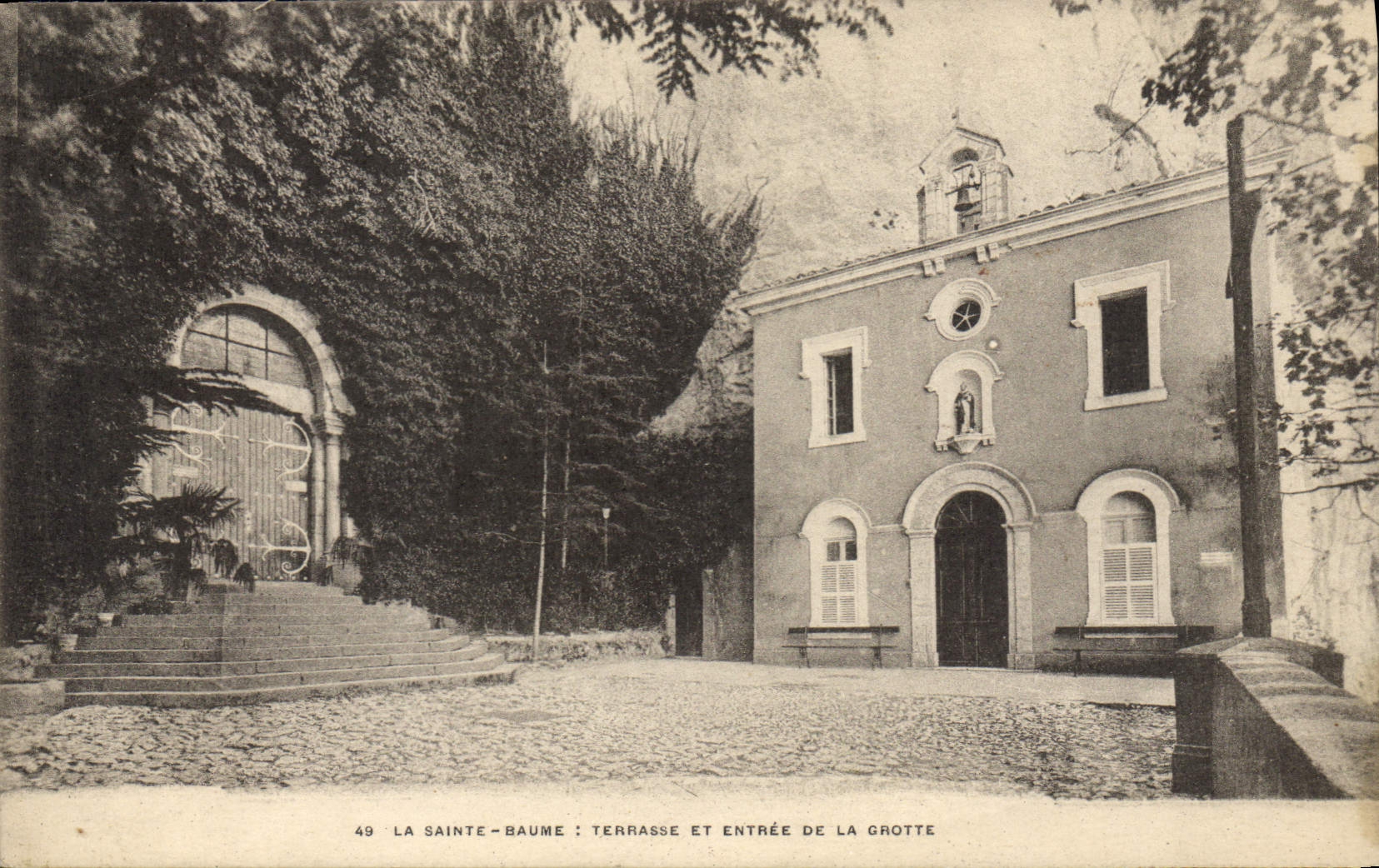 CPA La Sainte Baume Terrasse et entree de la Grotte