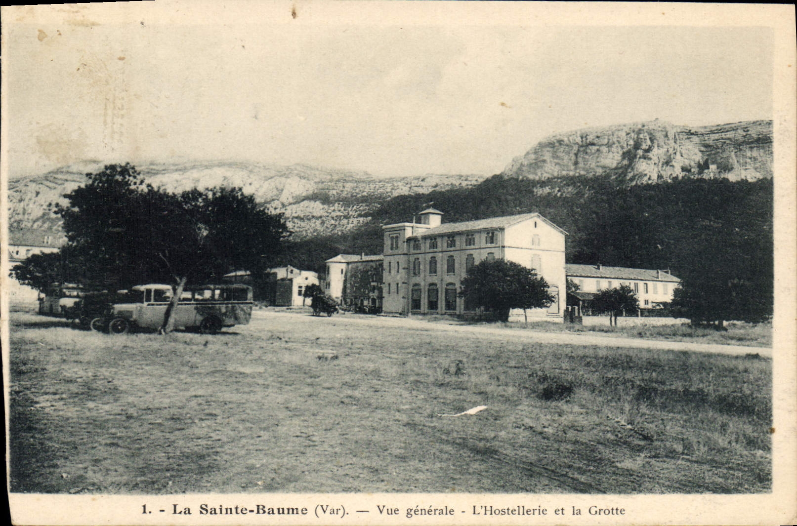 CPA La Sainte Baume Vue generale L'Hotellerie et la Grotte