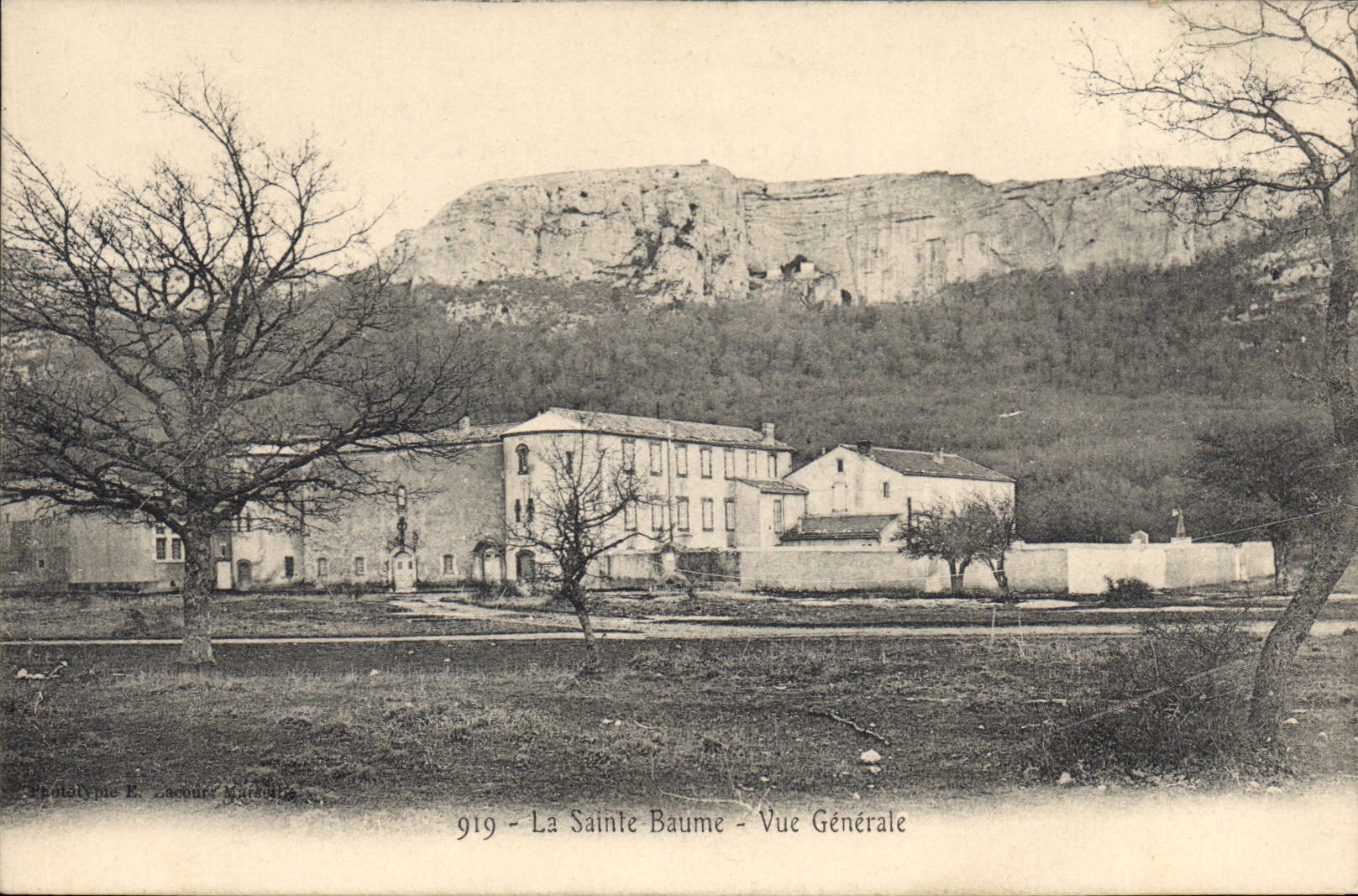 CPA La Sainte Baume Vue generale