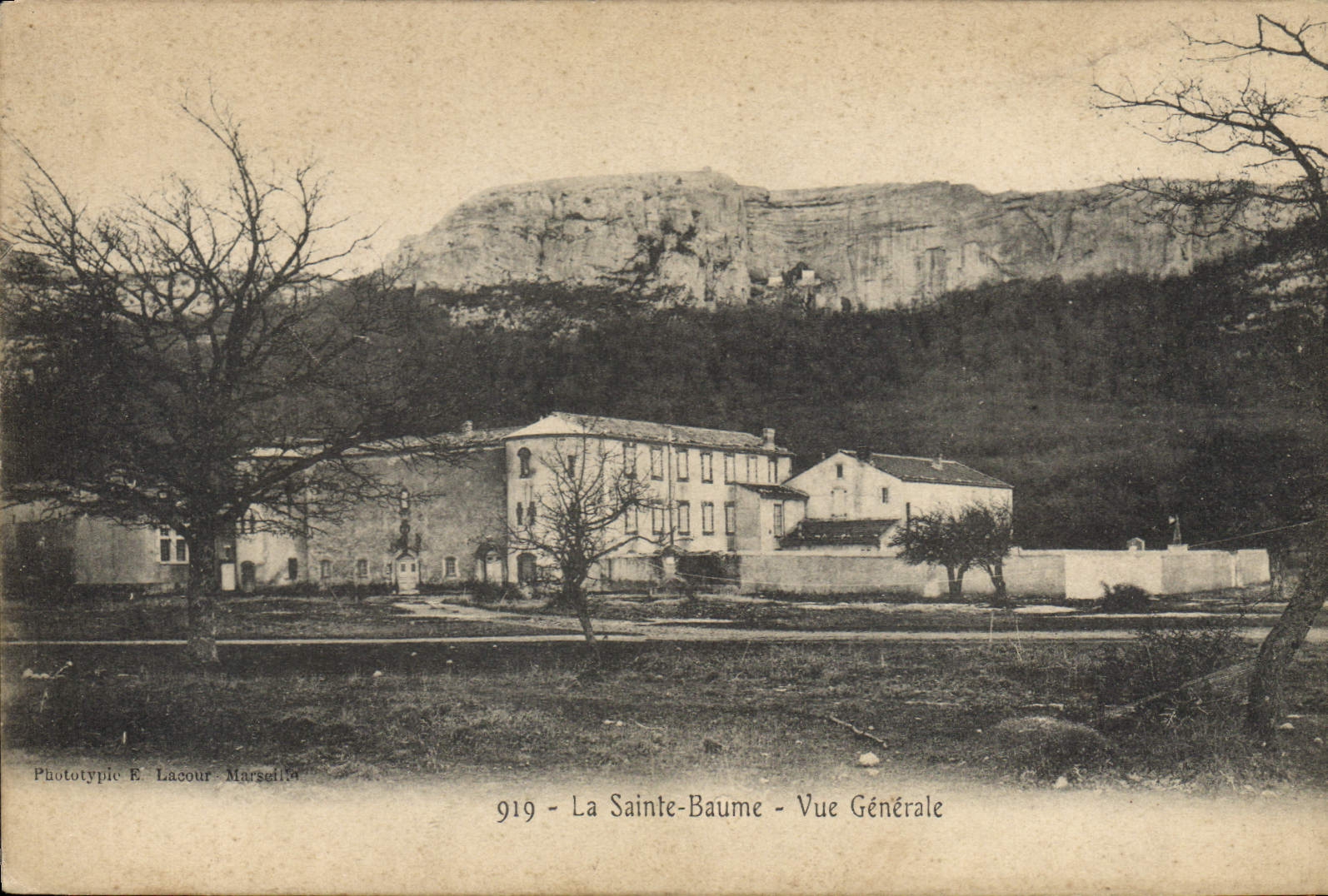 CPA La Sainte Baume Vue generale