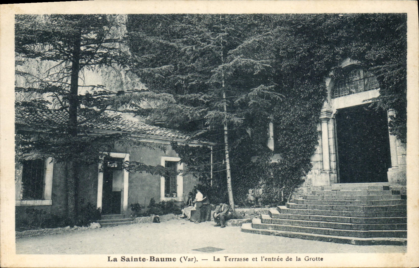 CPA La Sainte Baume La Terrasse et l'entree de la Grotte
