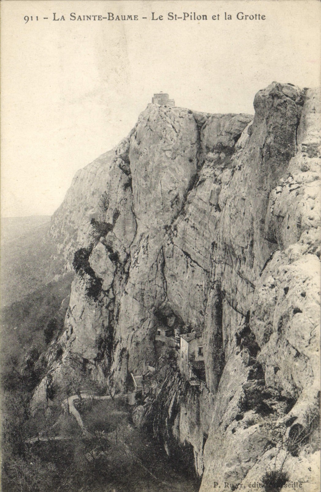 CPA La Sainte Baume Le St Pilon et la Grotte