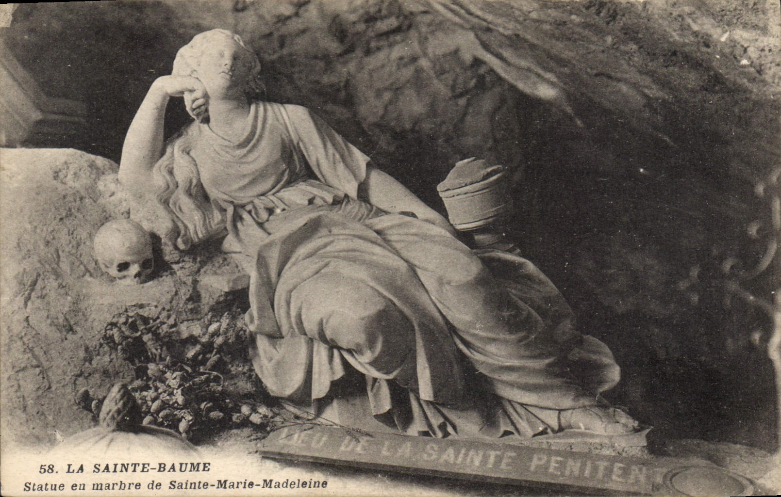 CPA La Sainte Baume Statue en marbre de Sainte Marie Madeleine