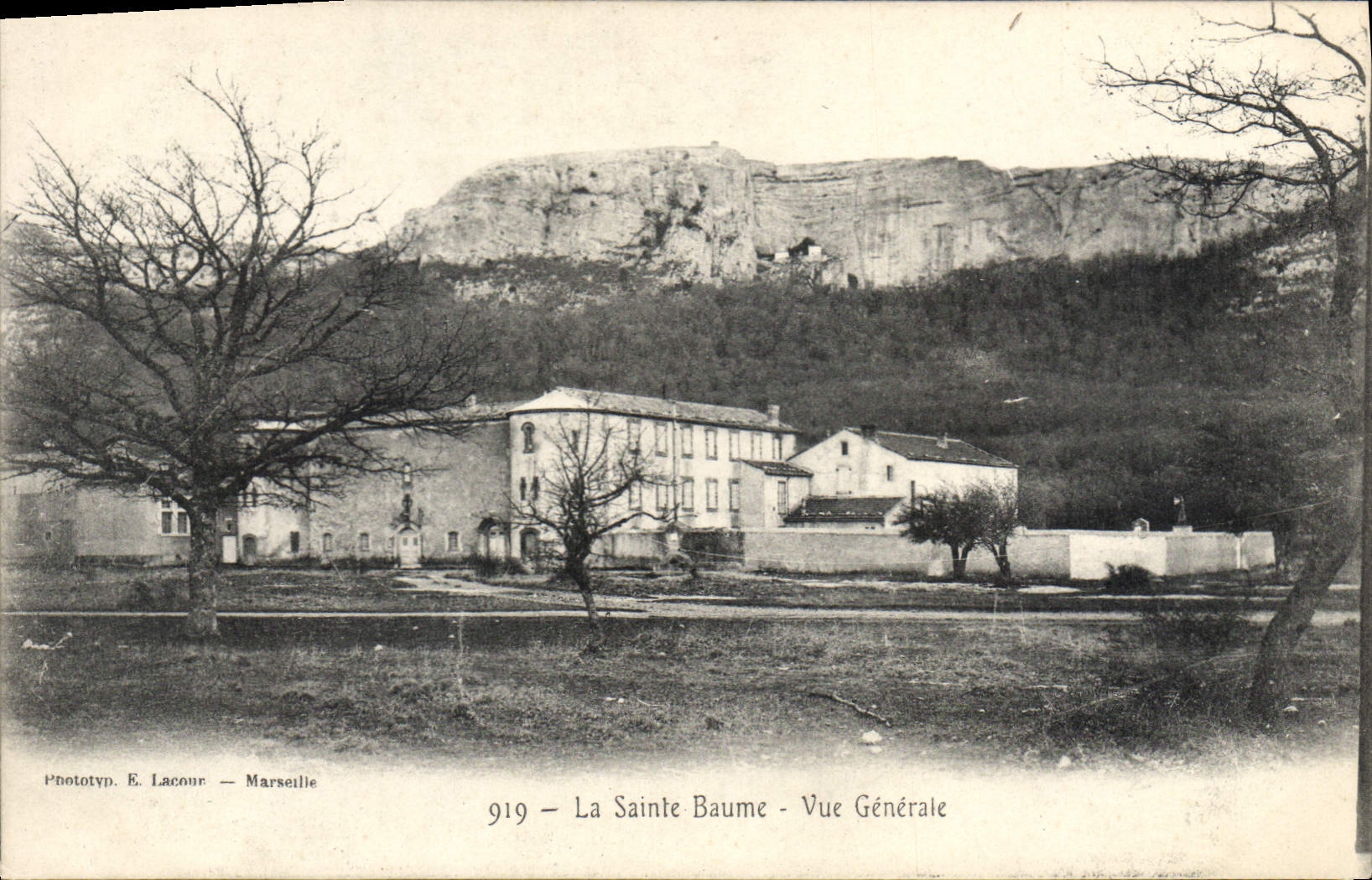 CPA La Sainte Baume Vue generale