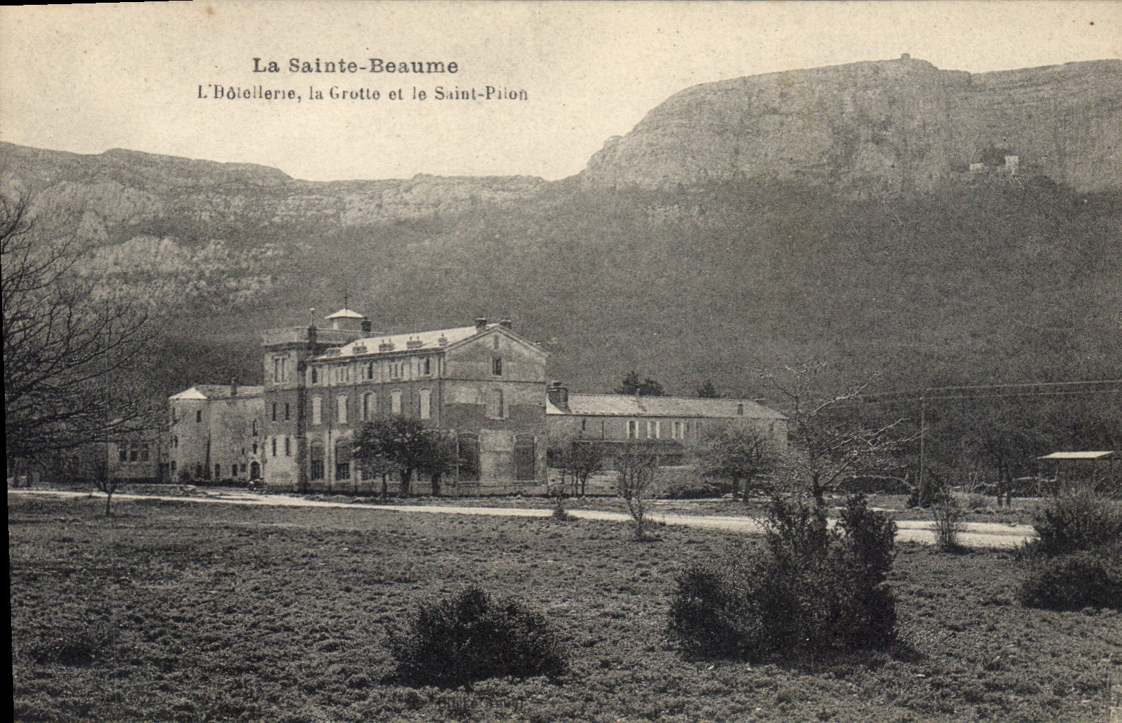 CPA La Sainte Baume L'Hotellerie la Grotte et le Saint Pilon