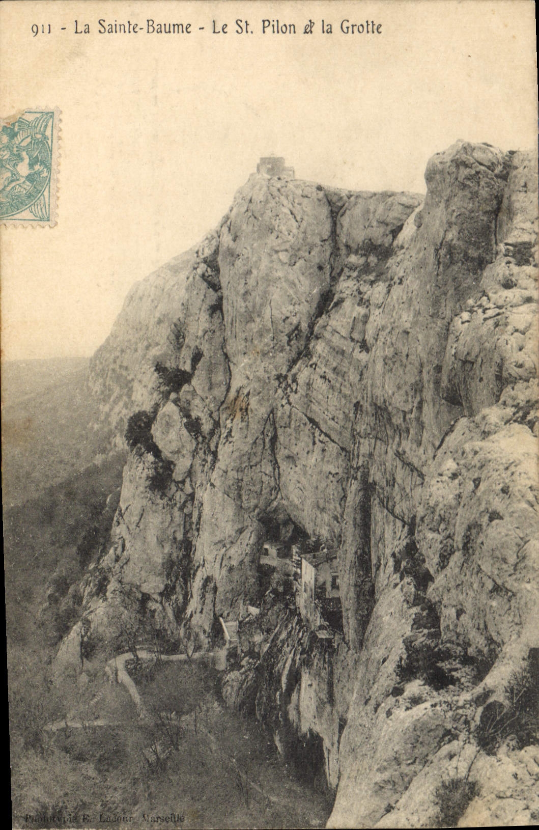 CPA La Sainte Baume Le St Pilon et la Grotte