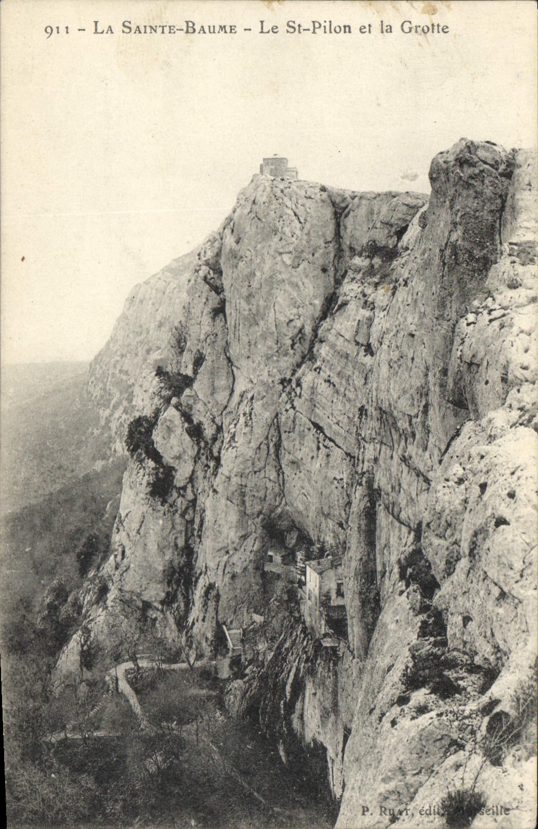 CPA La Sainte Baume Le St Pilon et la Grotte