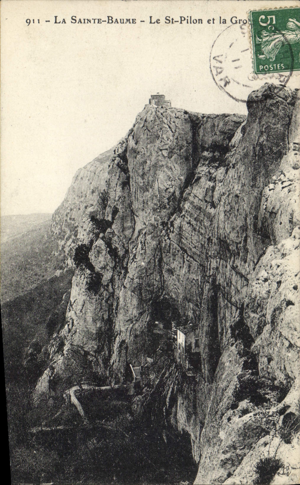 CPA La Sainte Baume Le St Pilon et la Grotte