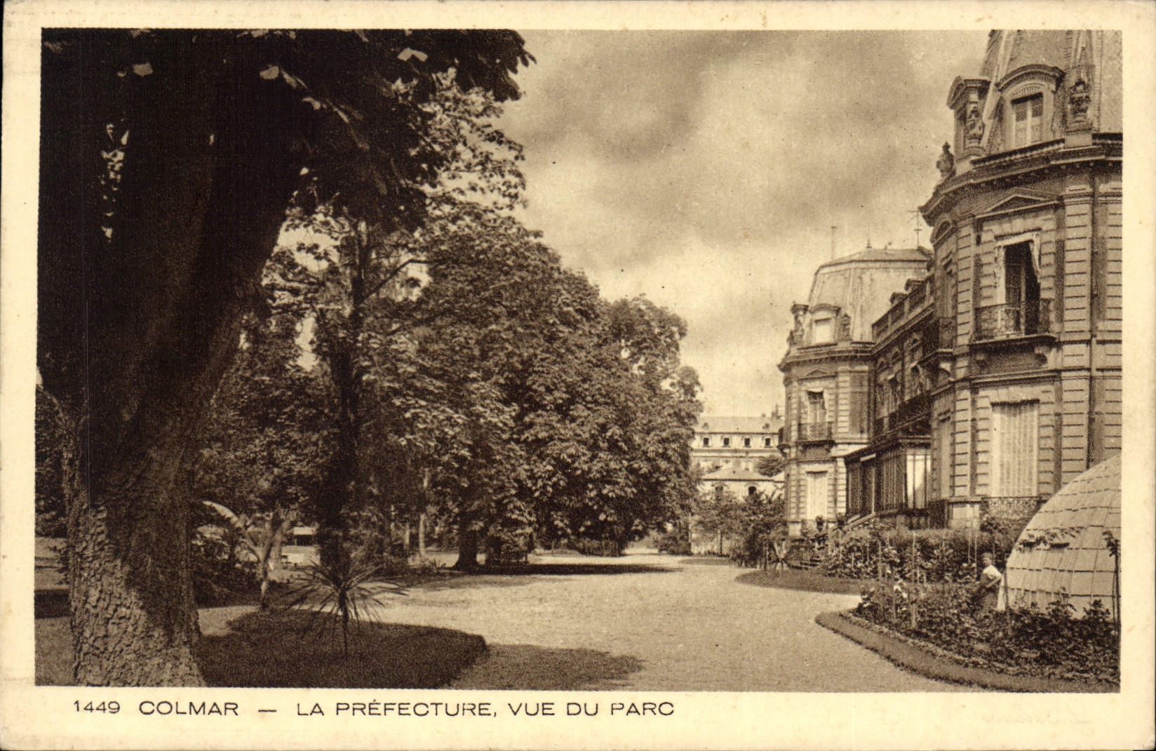 CPA Colmar La Prefecture vue du parc