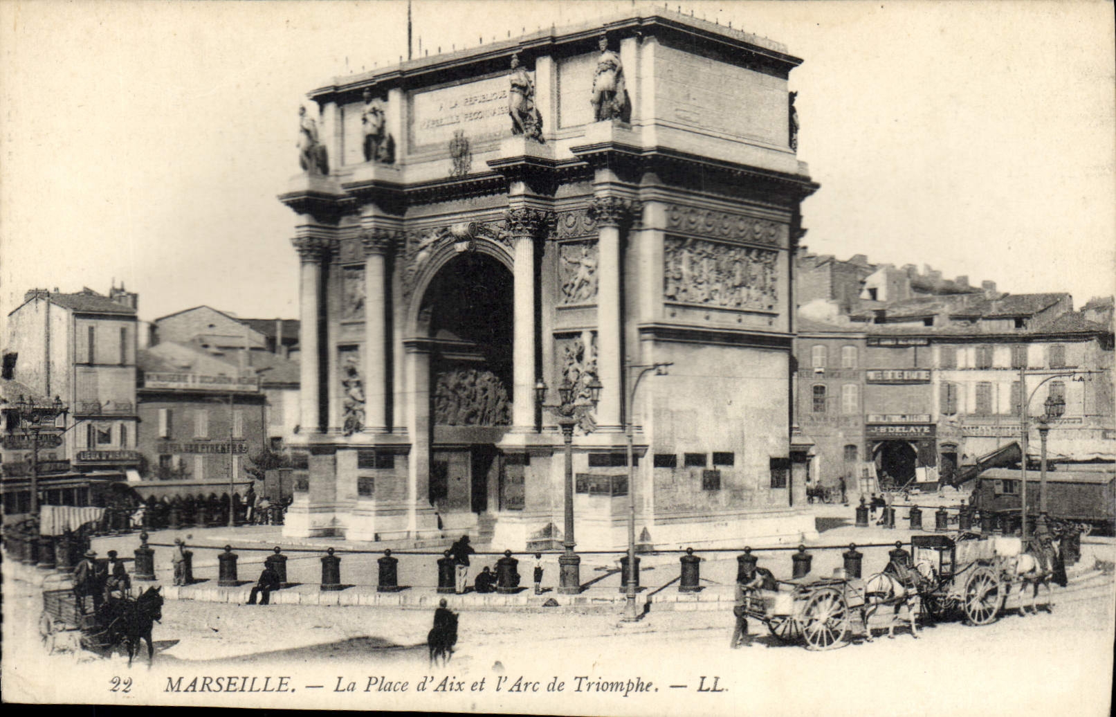 CPA Marseille La Place d'Aix et l'Arc de Triomphe