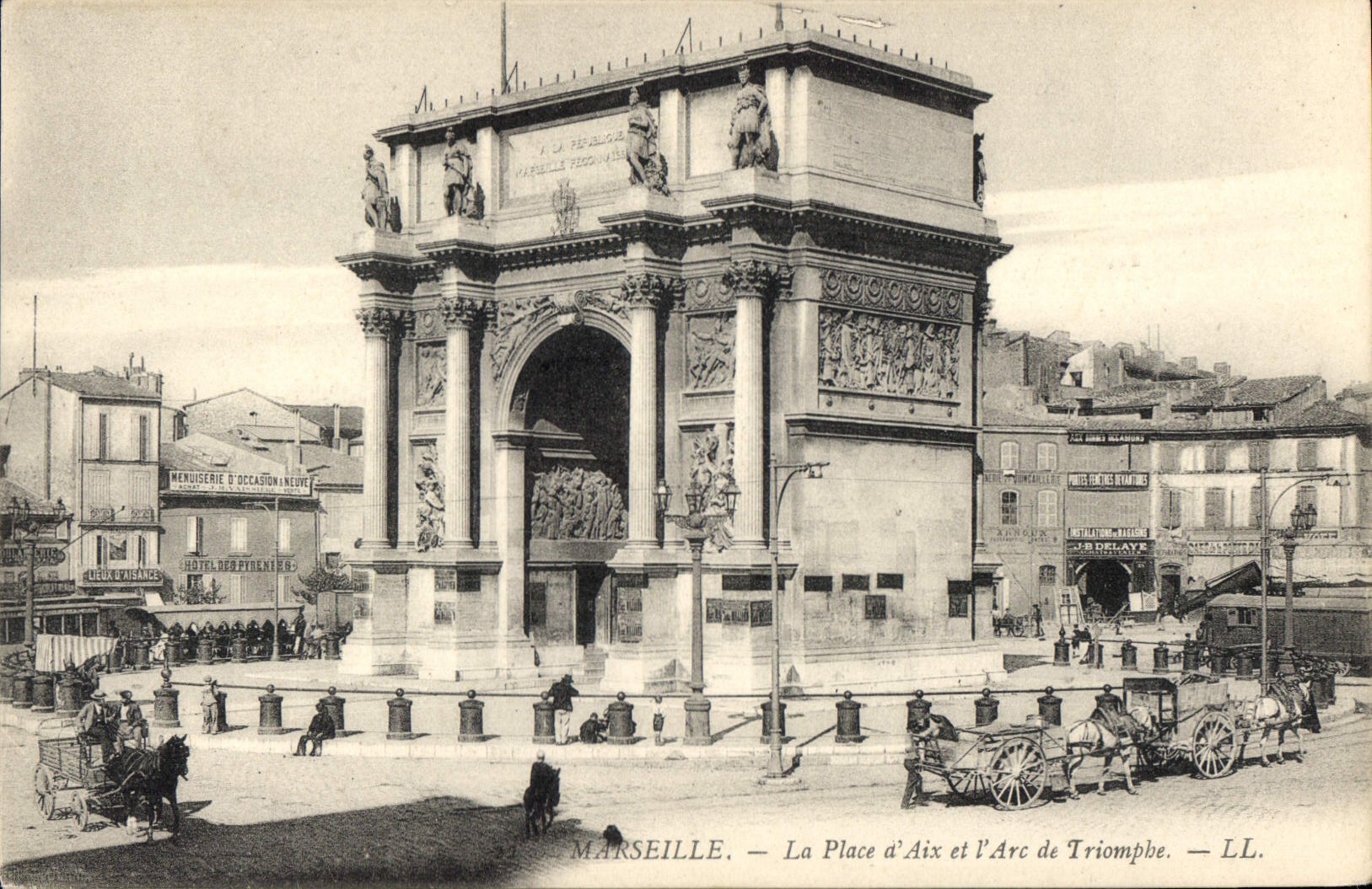 CPA Marseille La Place d'Aix et l'Arc de Triomphe