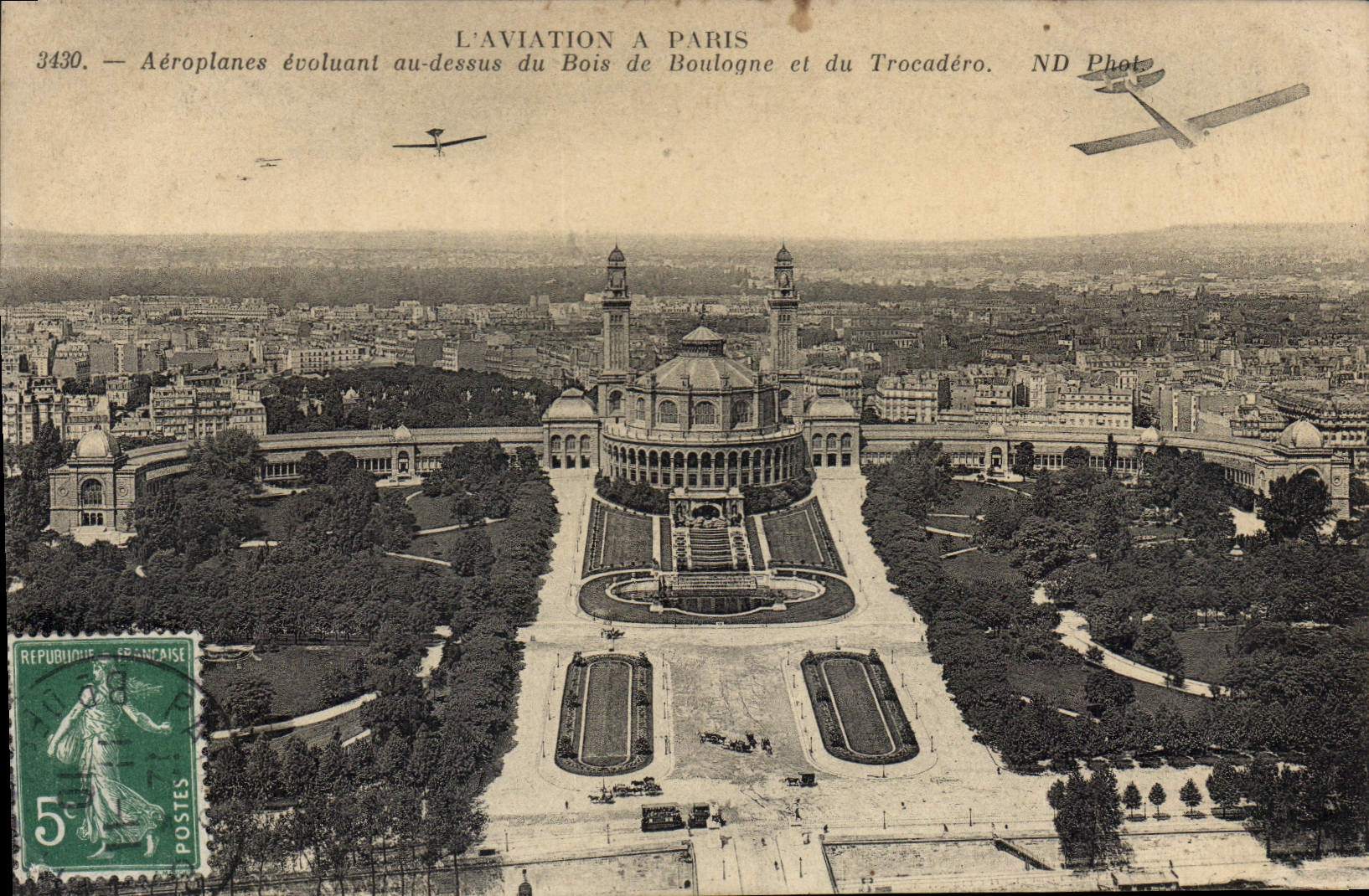 CPA Aeroplanes Evoluant au dessus du Bois de Boulogne et du Trocadero Paris Avion Aviation