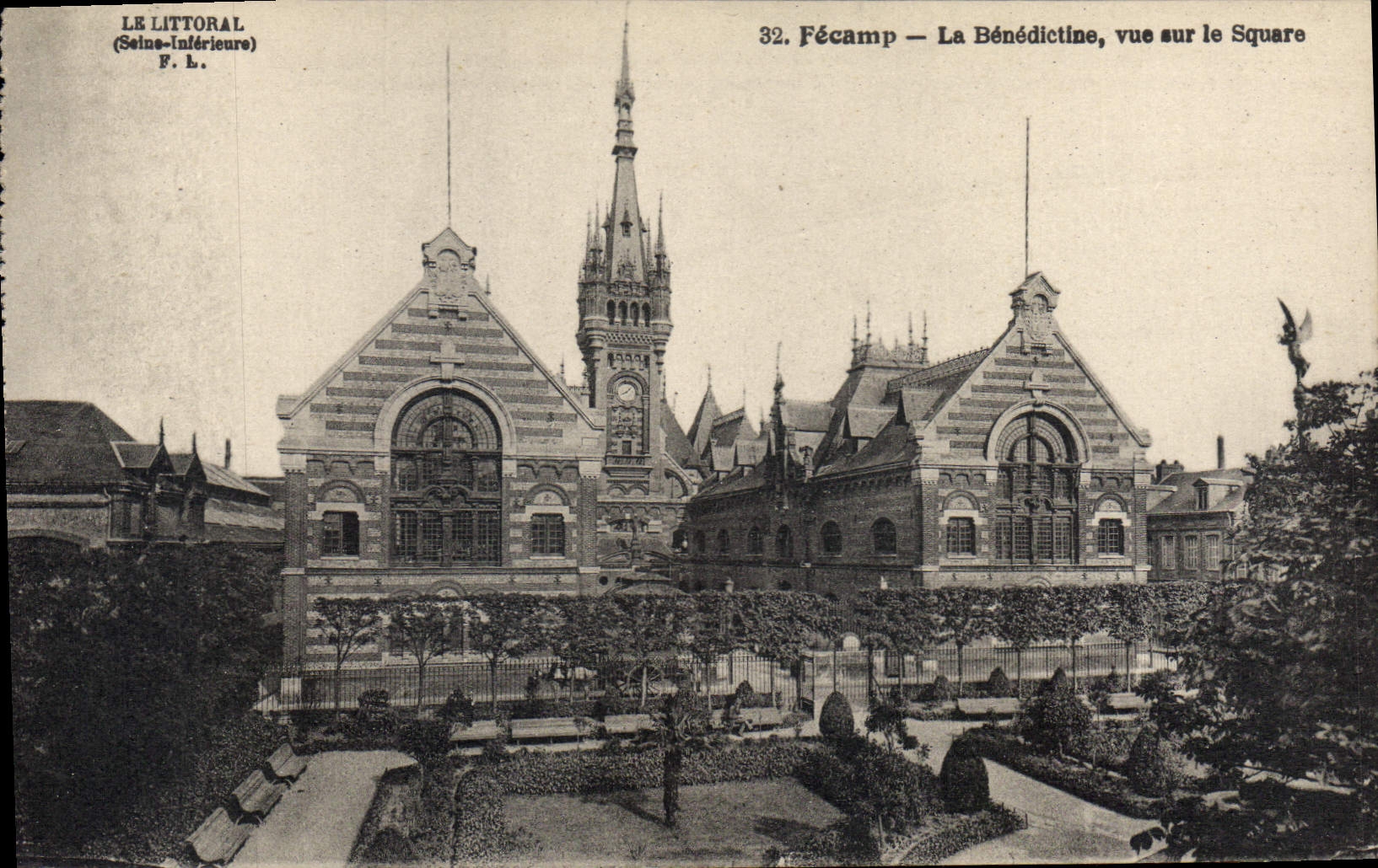 CPA Fecamp La Benedictine vue sur le Square 