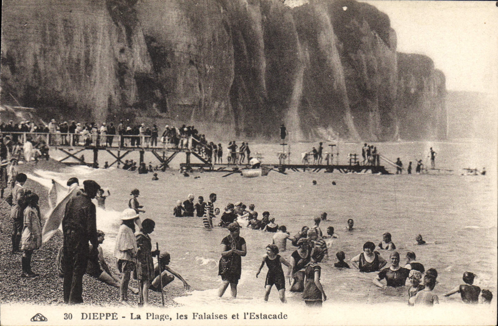 CPA Dieppe La Plage les Falaises et l'Estacade 