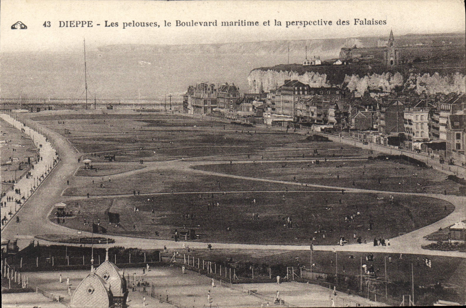CPA Dieppe Les Pelouses le Boulevard Maritime et la Perspective des Falais 