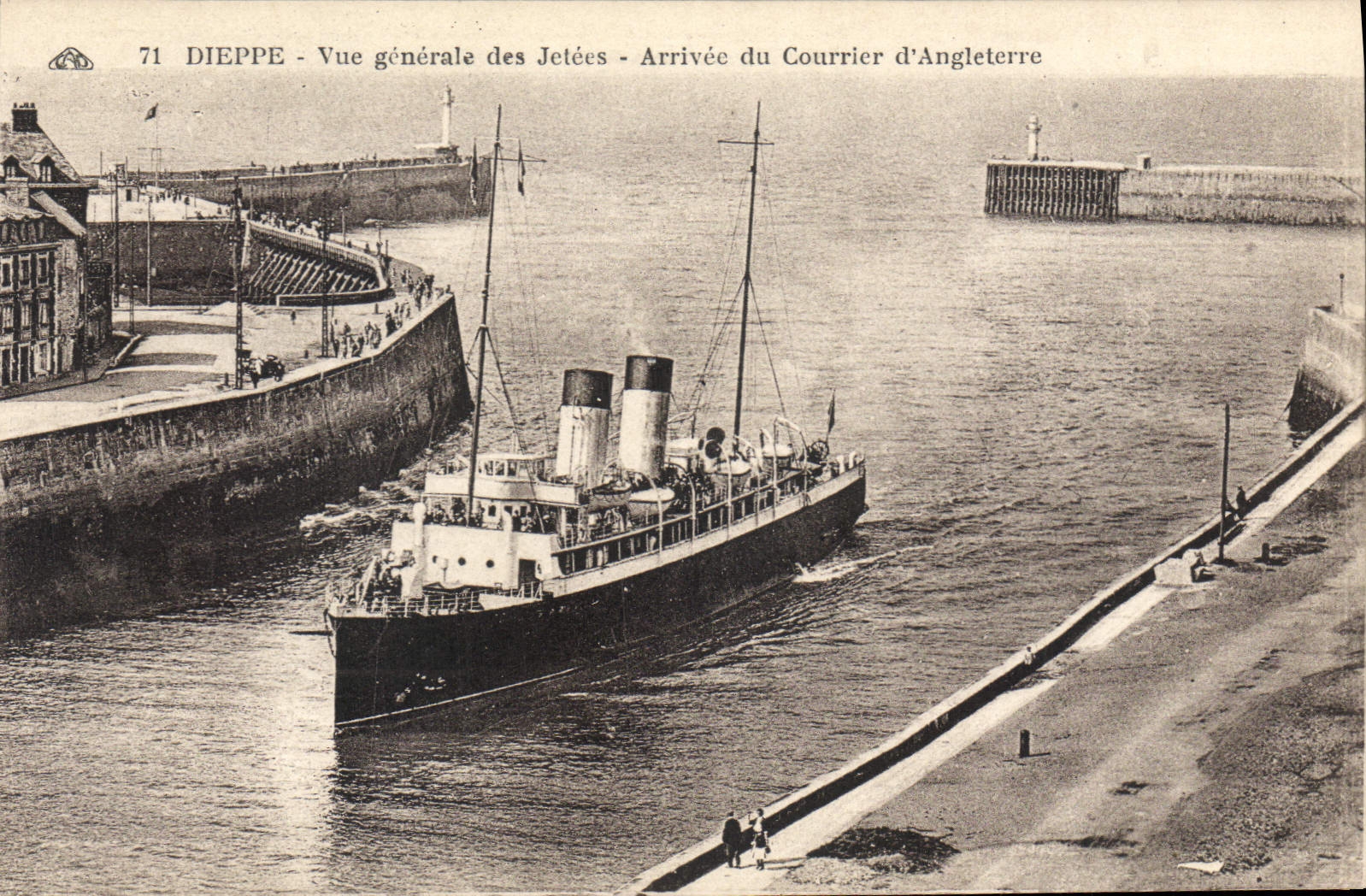 CPA Dieppe Vue Generale des Jetees Arrivee du Courrier d'Angleterre Bateau