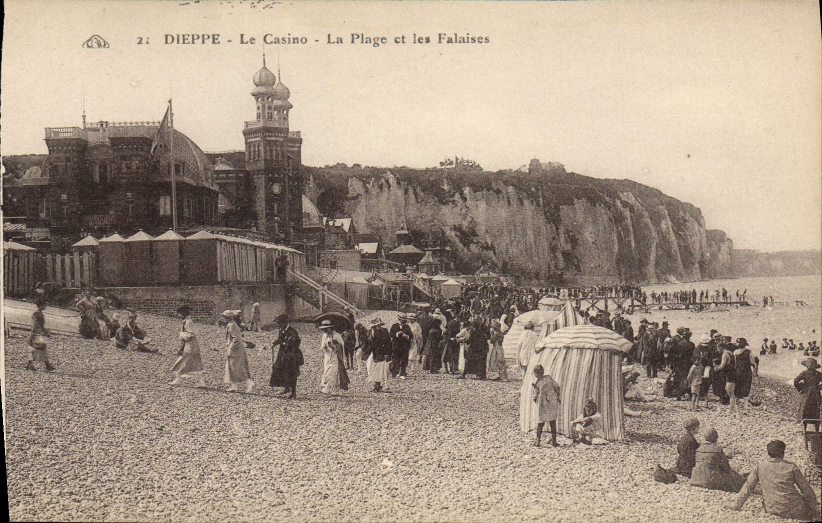 CPA Dieppe Le Casino La Plage et les Falais