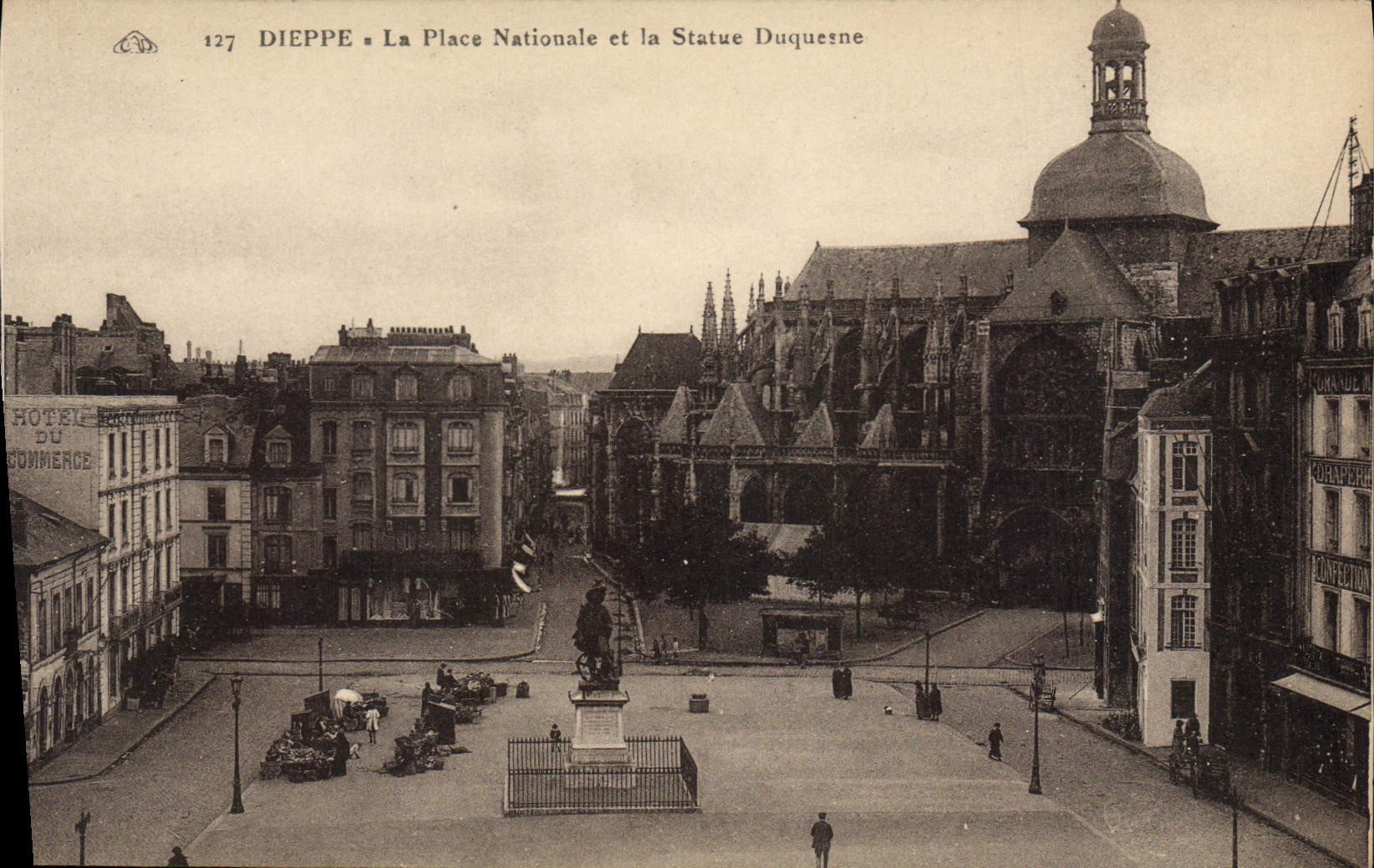 CPA Dieppe La Place Nationale et la Statue Duquesne 