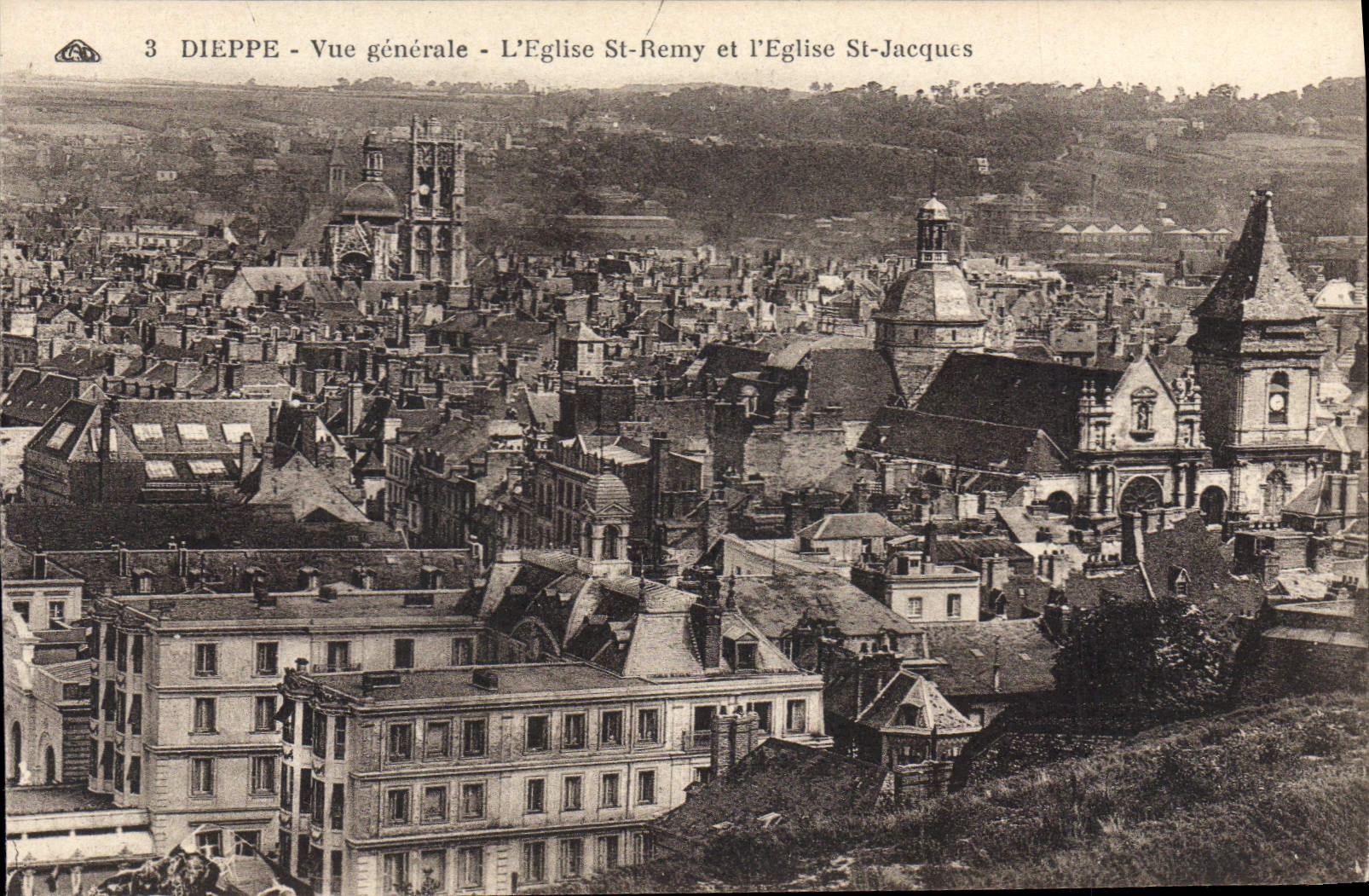 CPA Dieppe Vue Generale l'Eglise St Remy et l'Eglise St Jacques 