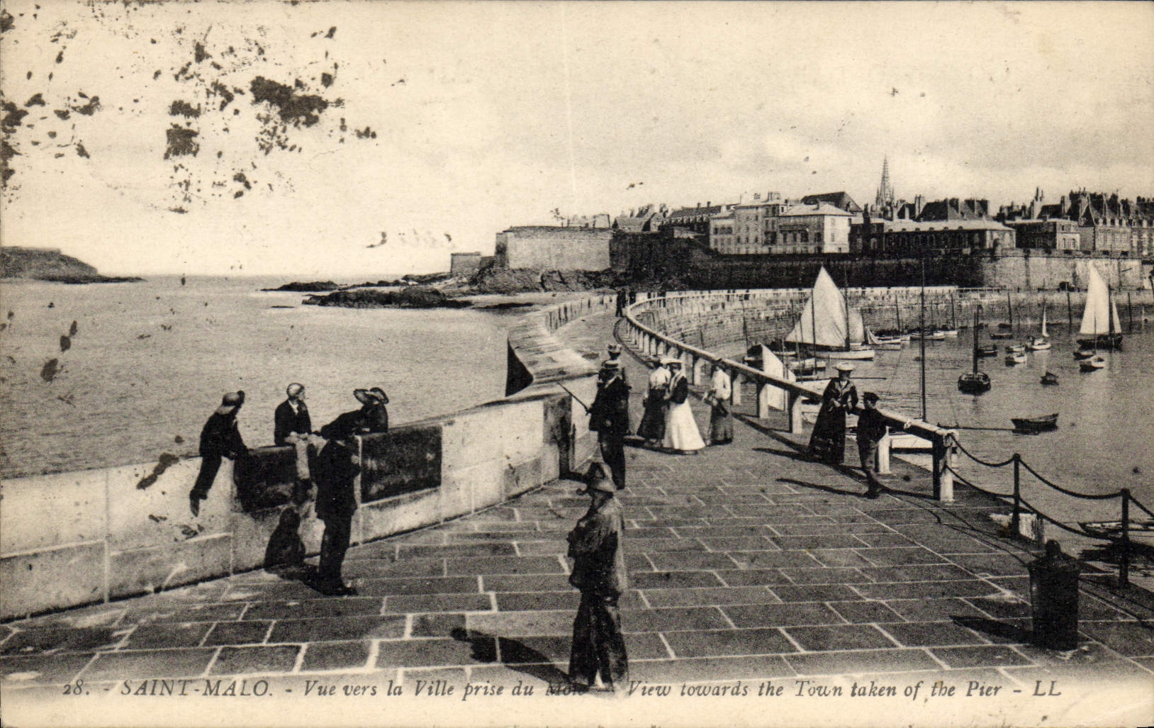 CPA Saint Malo Vue vers la Ville Prise pres du Mole