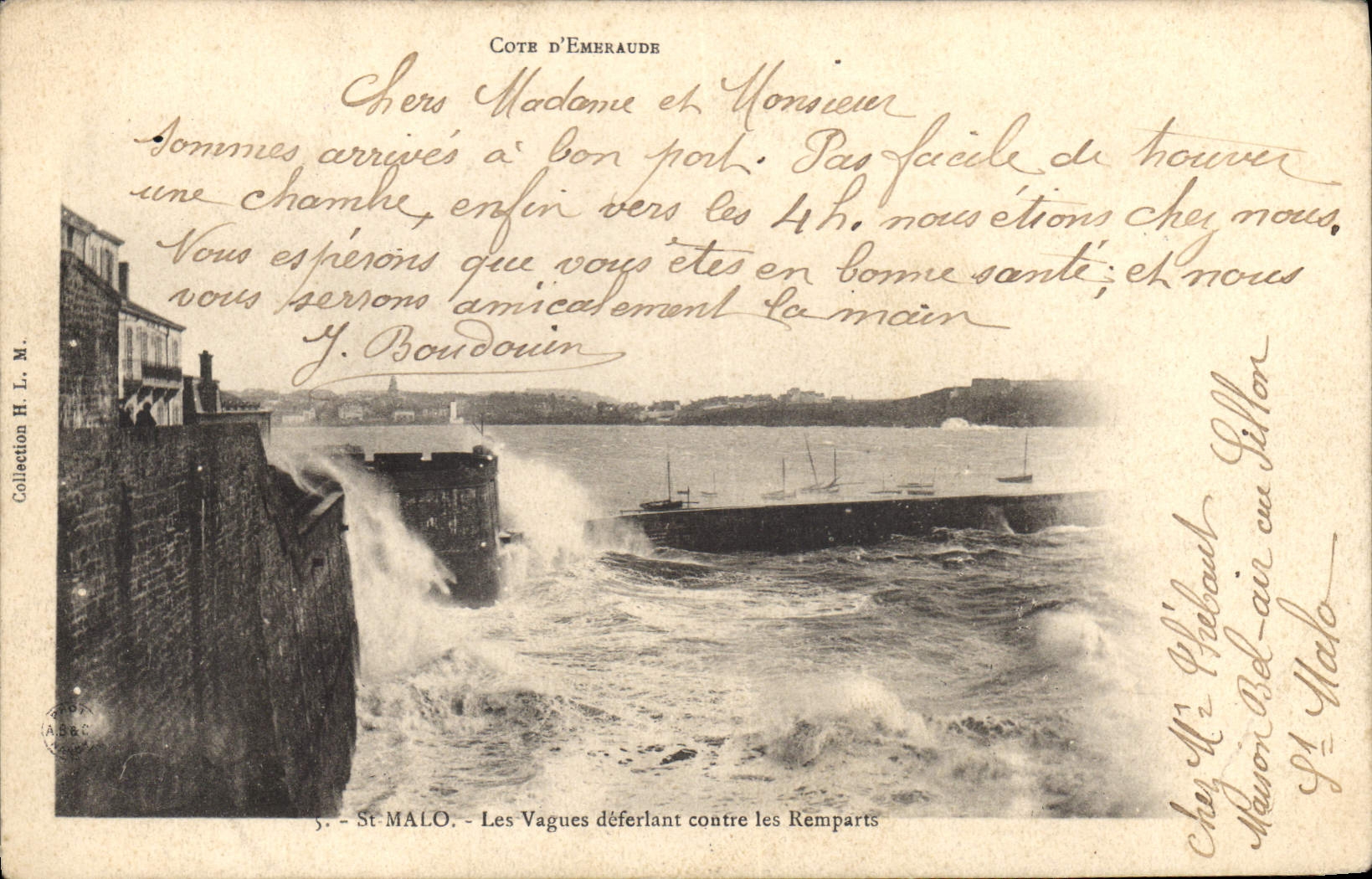 CPA Cote d'Emeraude Saint Malo Les Vagues d'eferlant contre les Remparts