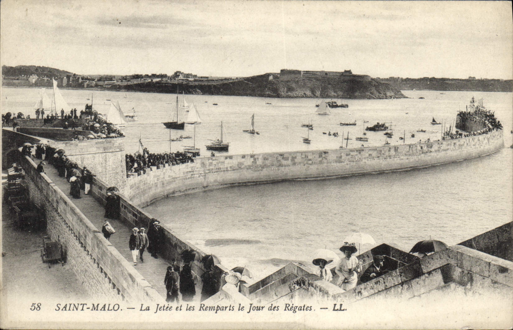 CPA Saint Malo La Jetee et les Remparts le Jour des Regates 