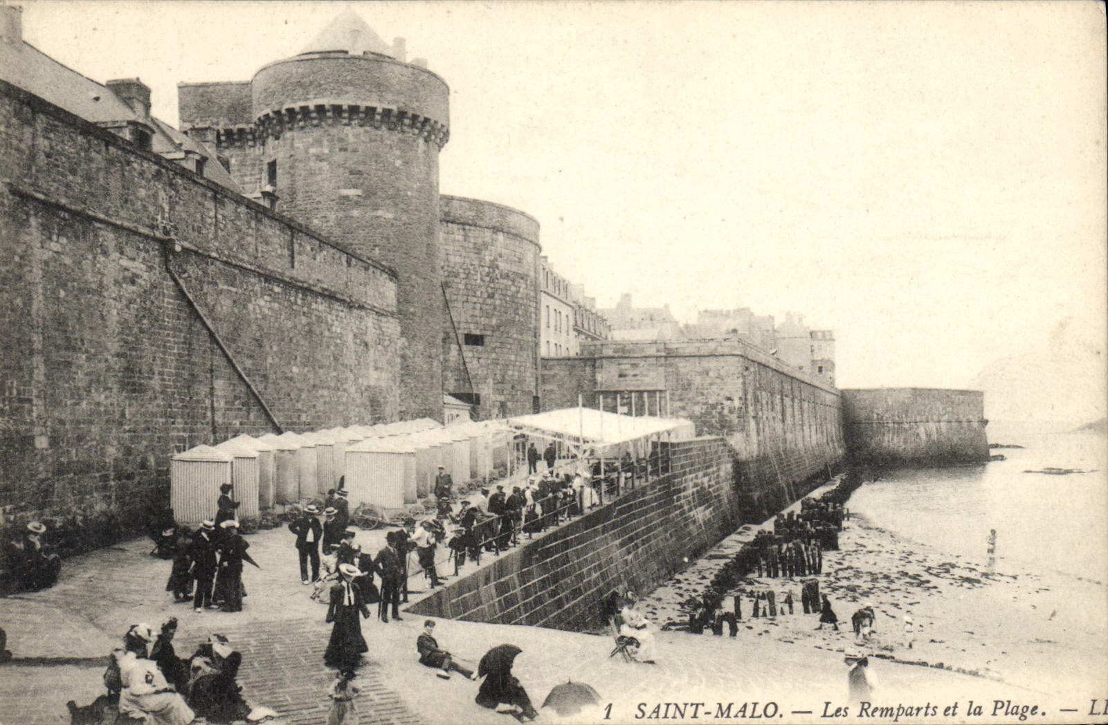 CPA Saint Malo Les Remparts et la Plage 