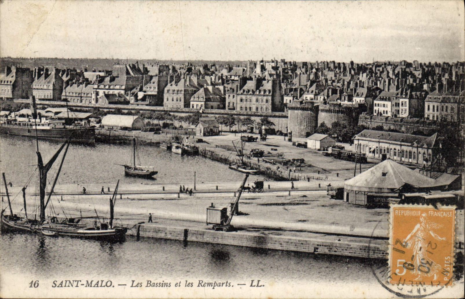 CPA Saint Malo Les Bassins et les Remparts 