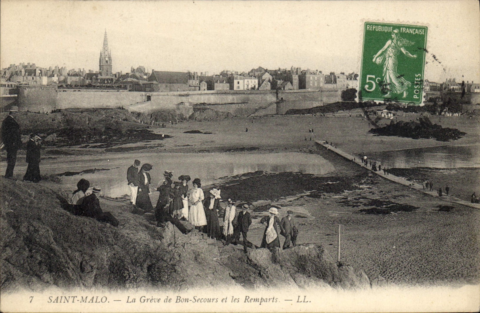 CPA Saint Malo La Greve de Bon Secours et les Remparts 