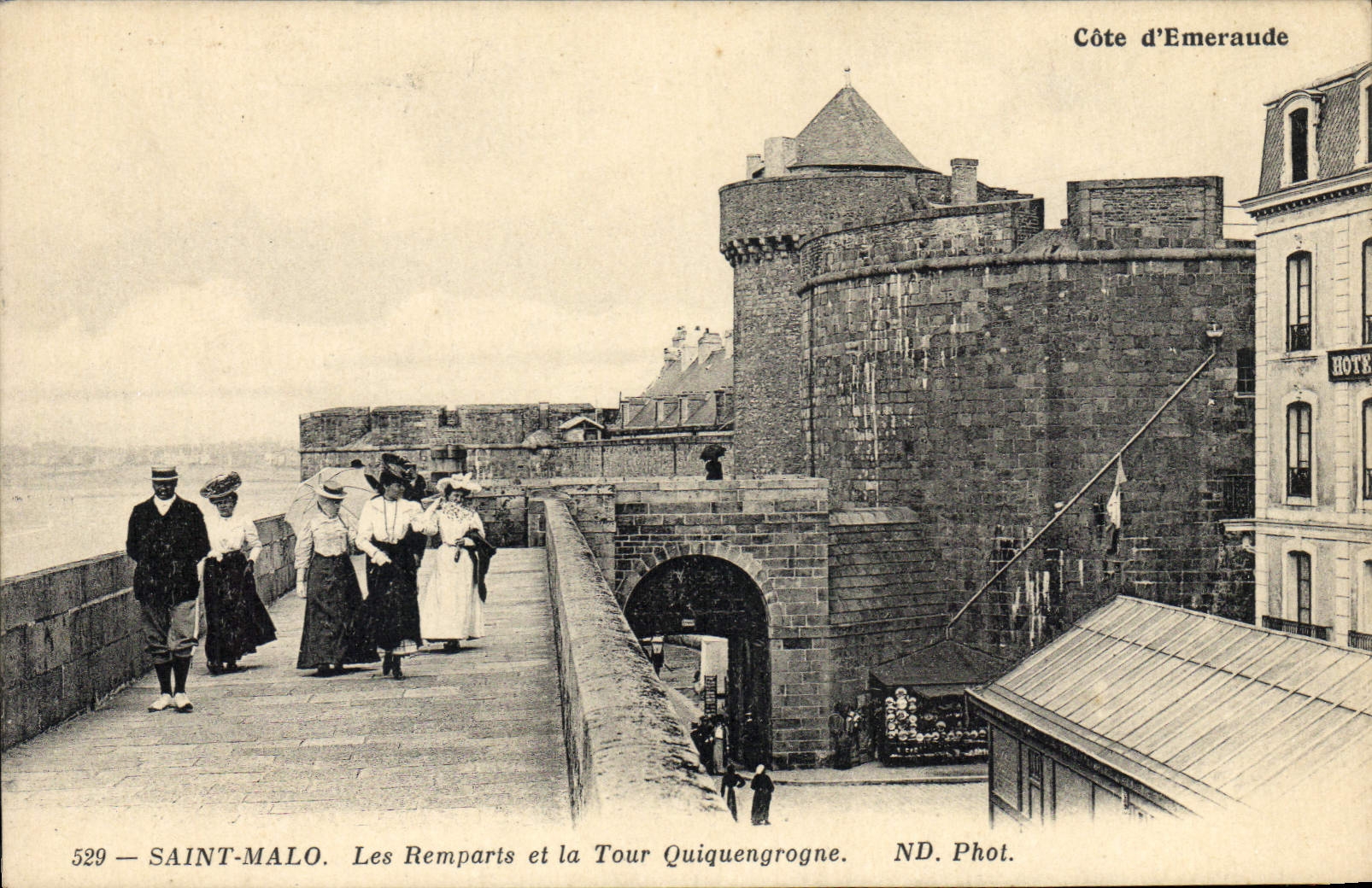 CPA Saint Malo Les Remparts et la Tour Quiquengrogne 