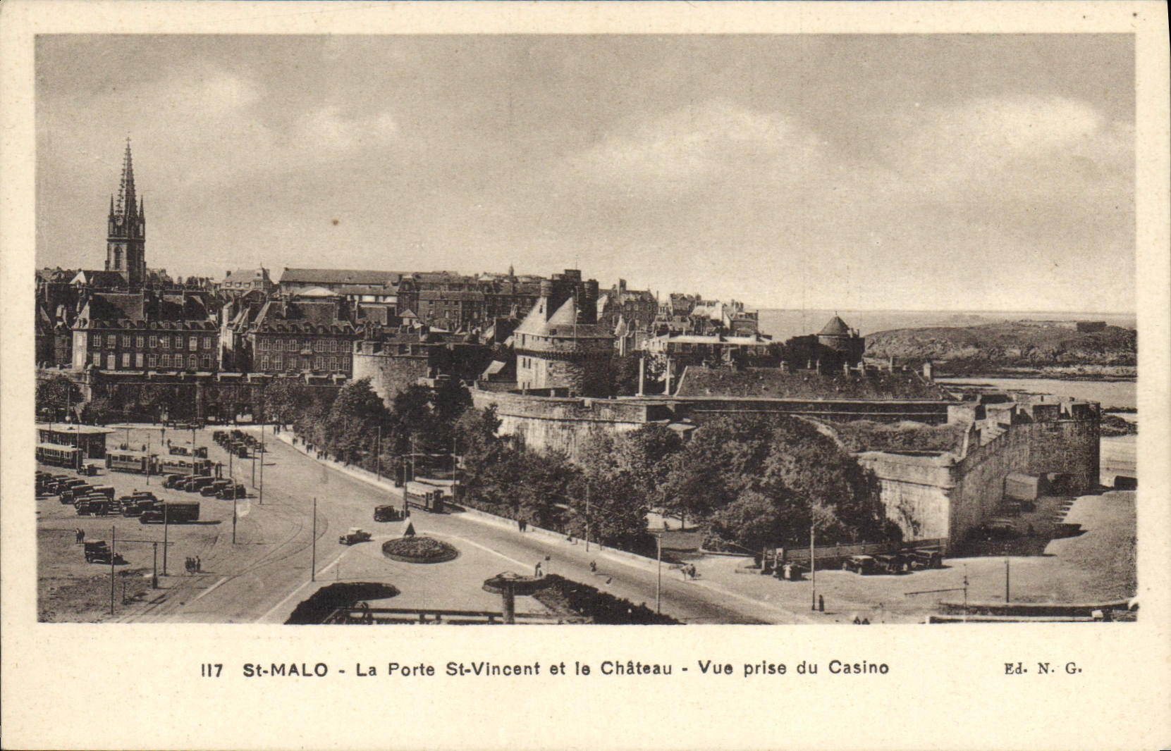 CPA St Malo La Porte St Vincent et le Chateau Vue Prise du Casino 