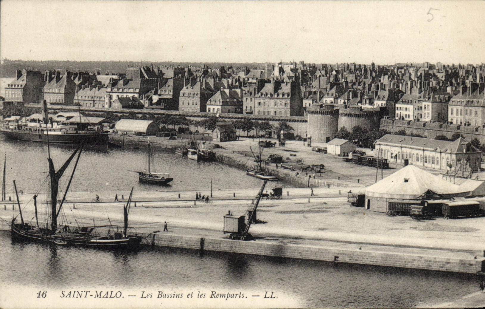 CPA Saint Malo Les Bassins et les Remparts 