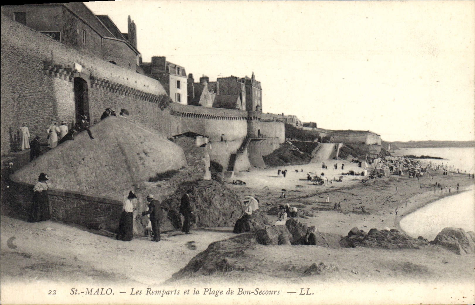CPA Saint Malo Les Remparts et la Plage de Bon Secours 