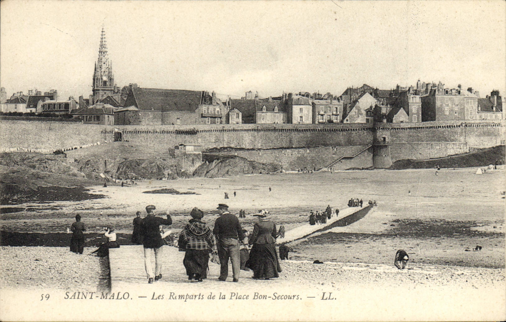 CPA Saint Malo Les Remparts de la Place Bon Secours 