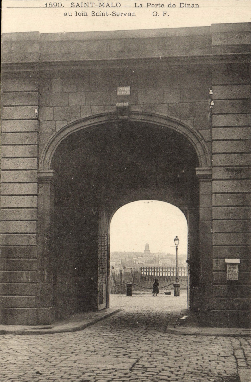 CPA Saint Malo La Porte de Dinan au loin Saint Servan 