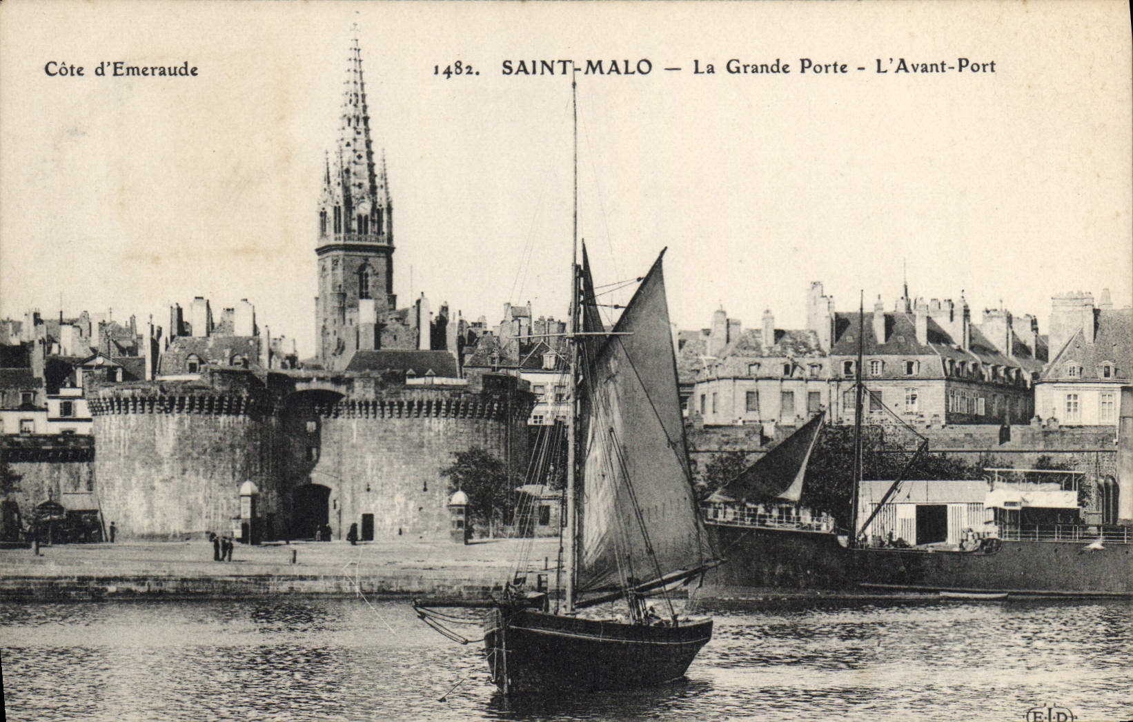 CPA Cote d'Emeraude Saint Malo La Grande Porte l'Avant Port 