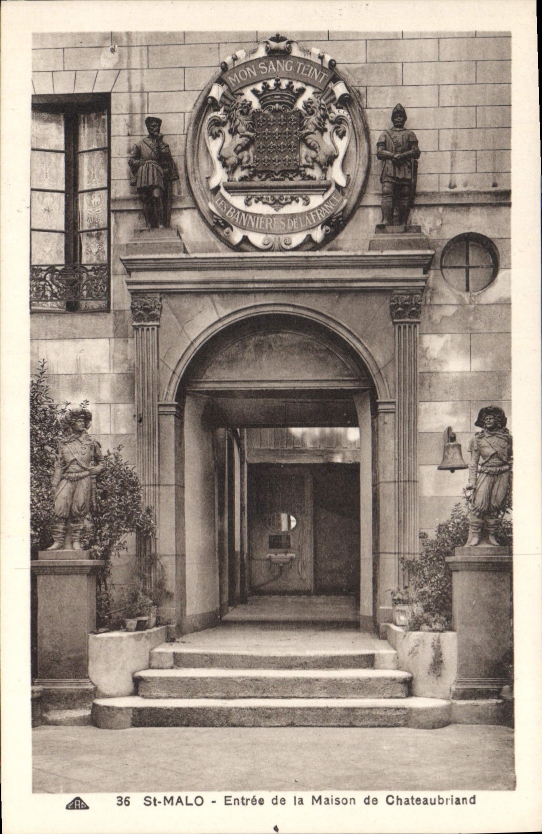 CPA St Malo Entree de la Maison de Chateaubriand 