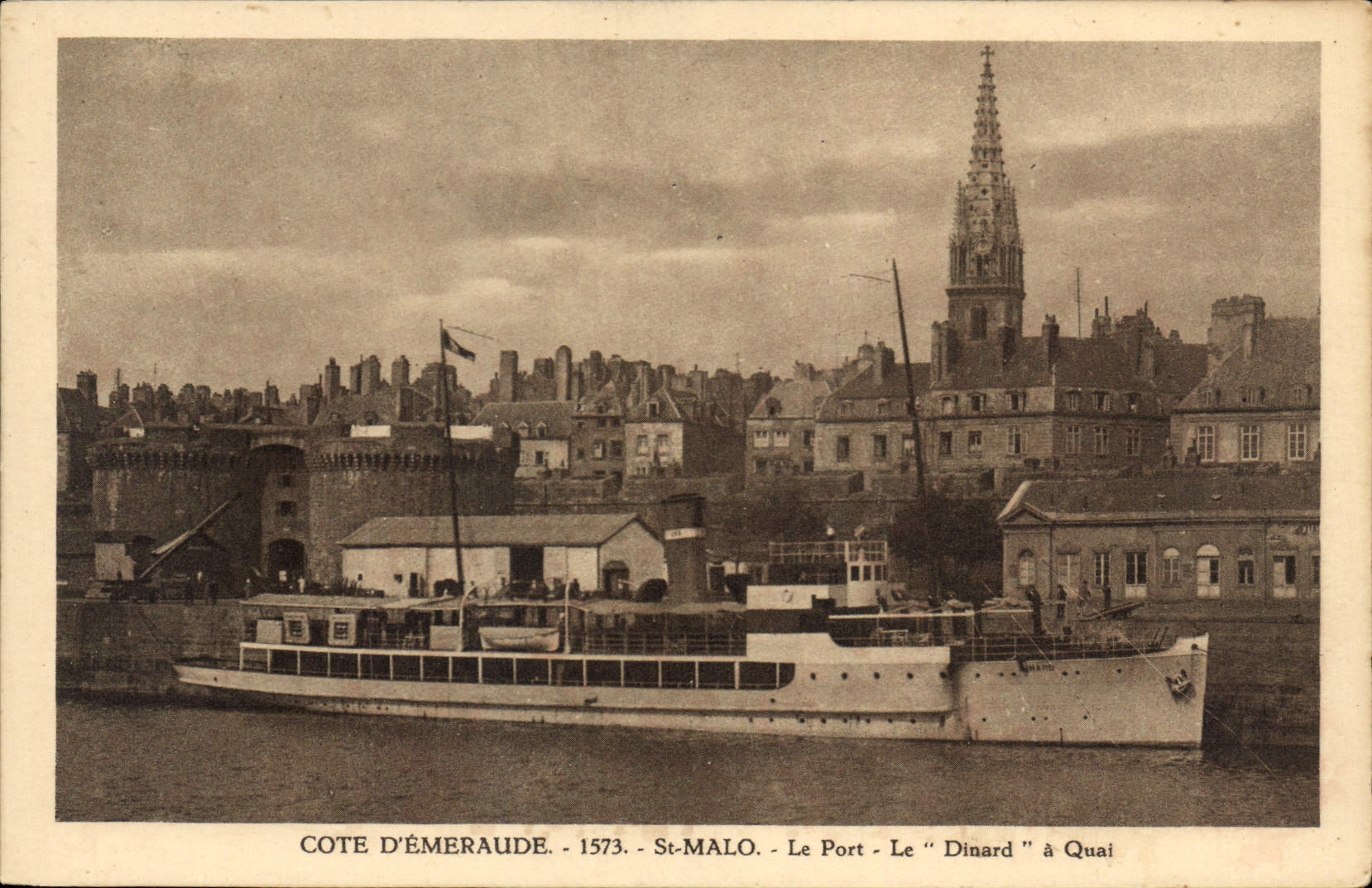 CPA Cote d'Emeraude Saint Malo Le Port Le Dinard a Quai 