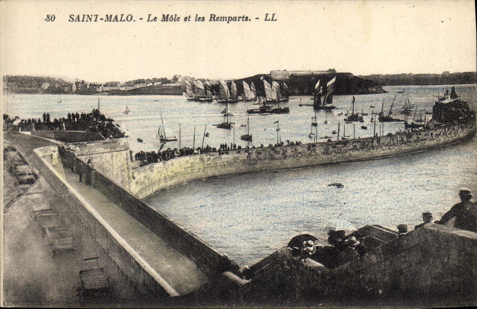 CPA Saint Malo Le Mole et les Remparts 