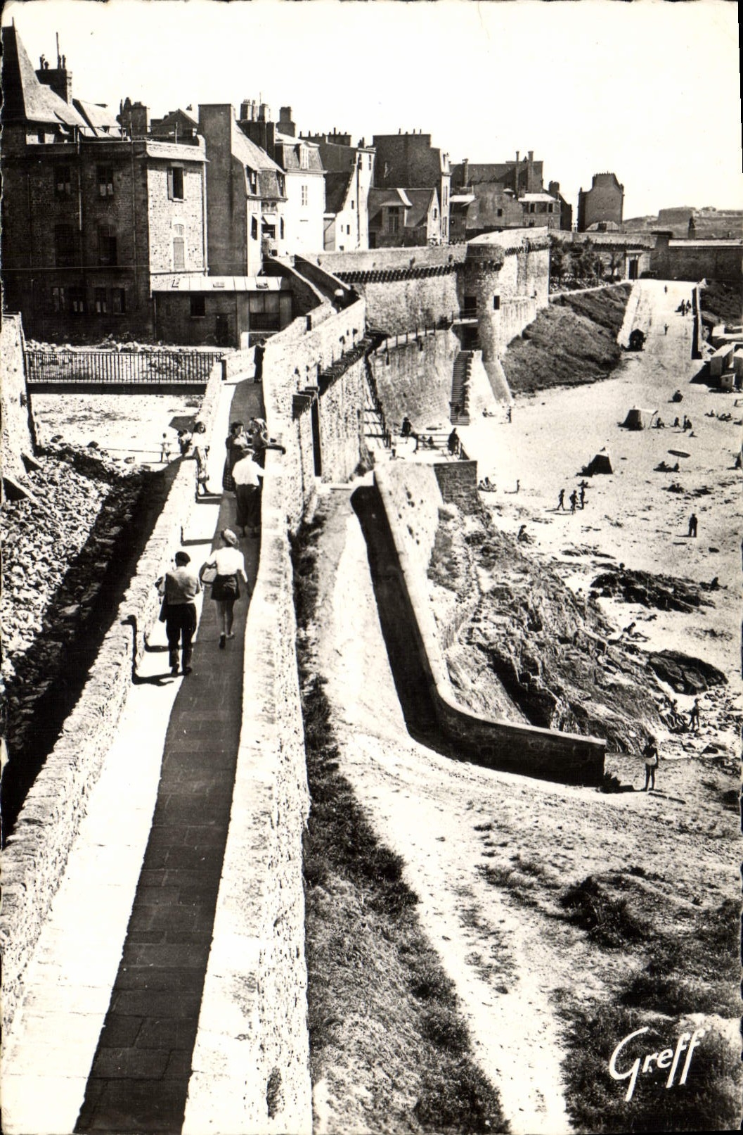 CPA Cote d'Emeraude Saint Malo Ille et Vilaine La Ville Fortiflee Promenade des Remparts 