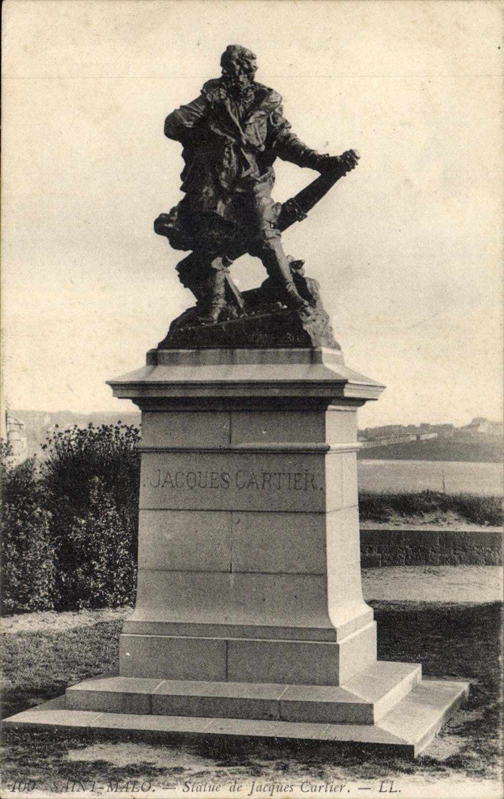 CPA Saint Malo Statue de Jacques Curlier 