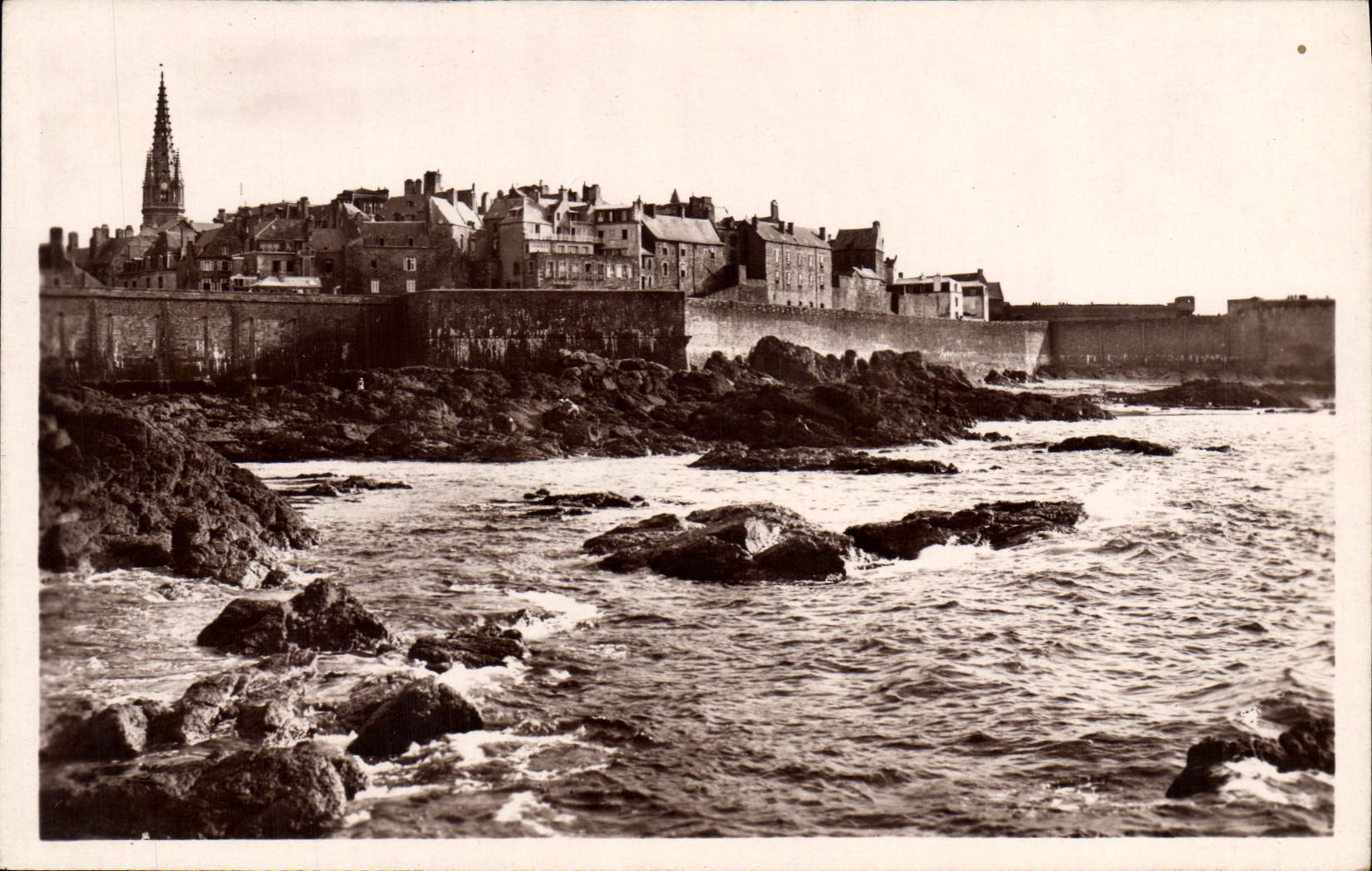 CPA Saint Malo La Ville et les Remparts 