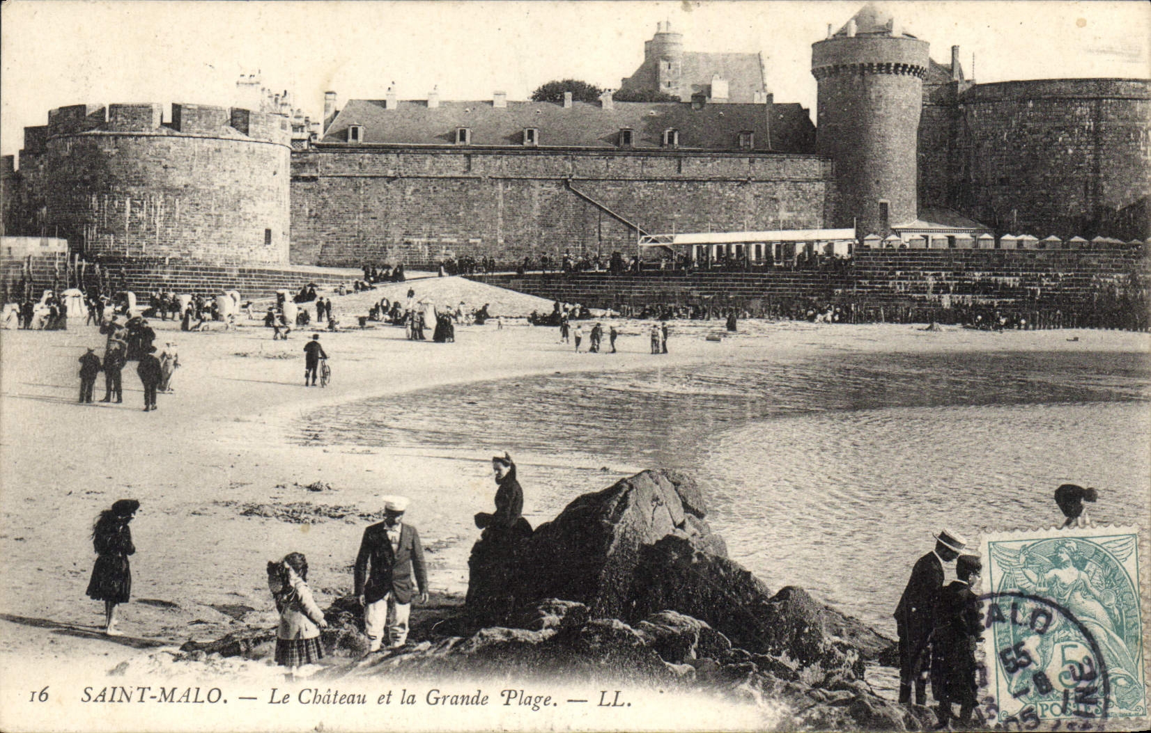 CPA Saint Malo Le Chateau et la Grande Plage 