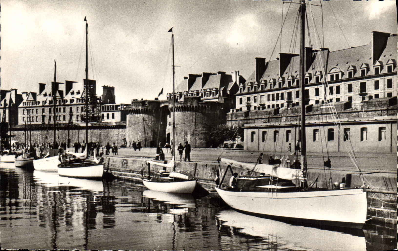 CPA En Bretagne Saint Malo I et V Le Port des Yachts et la Grande Porte 