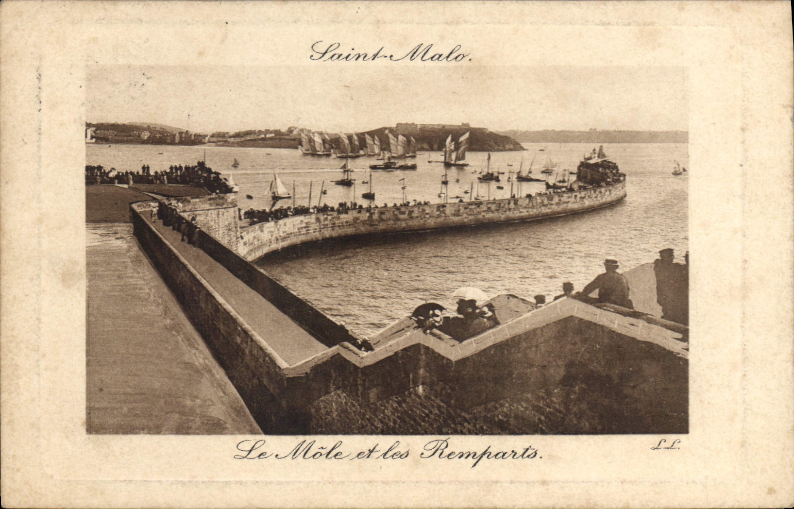 CPA Saint Malo Le Mote et les Remparts 