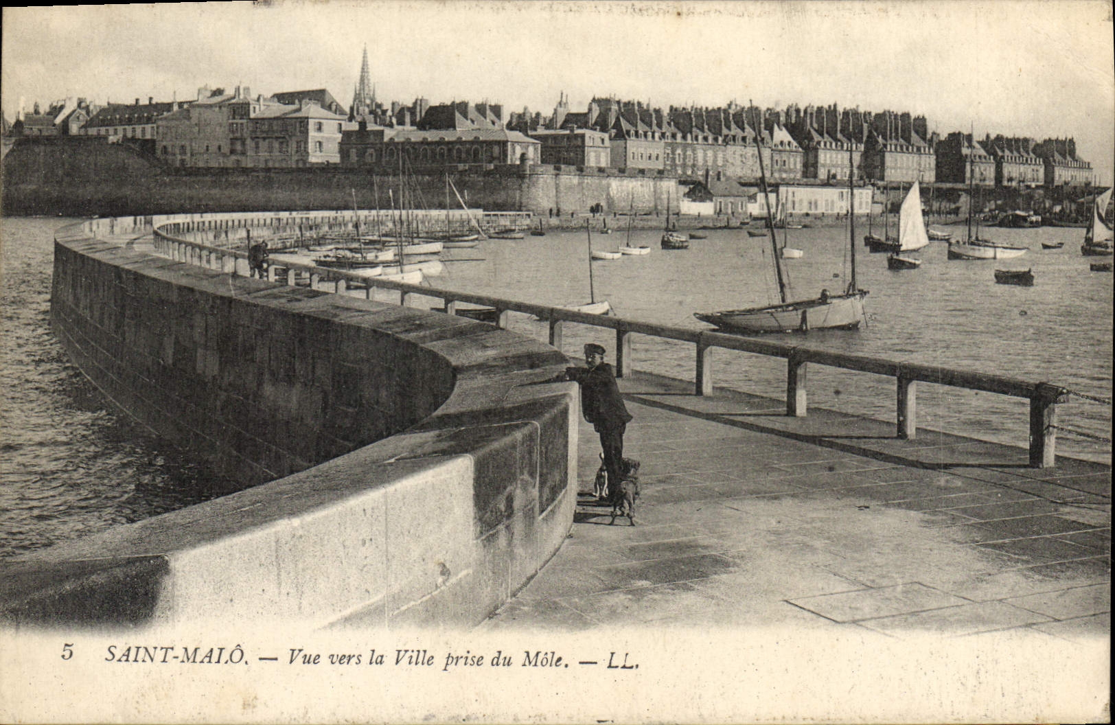 CPA Saint Malo Vue vers la Ville prise du Mole 