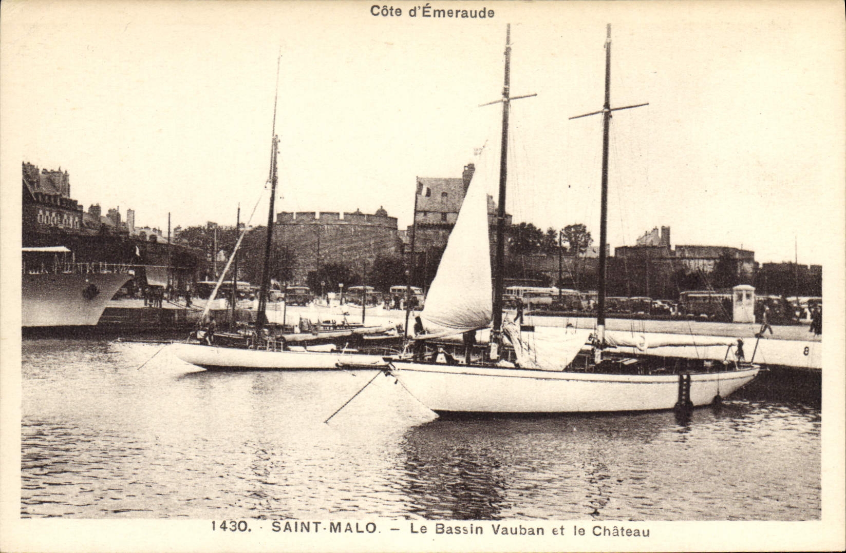 CPA Saint Malo Le Bassin Vauban et le Chateau Bateaux