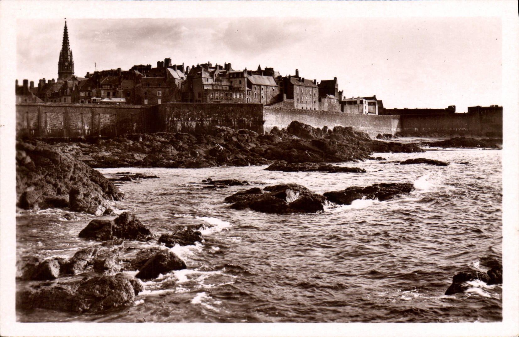 CPA Saint Malo La Ville et les Remparts 