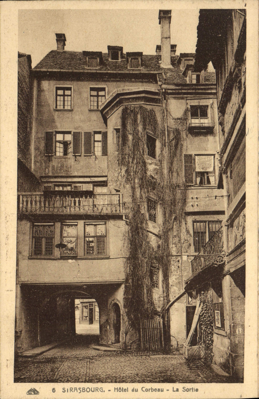 CPA Strasbourg Hotel du Corbeau La Sortie 